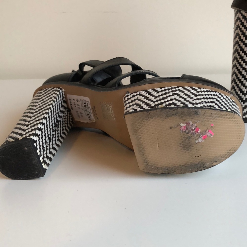 Black Heels With Pattern - image 4